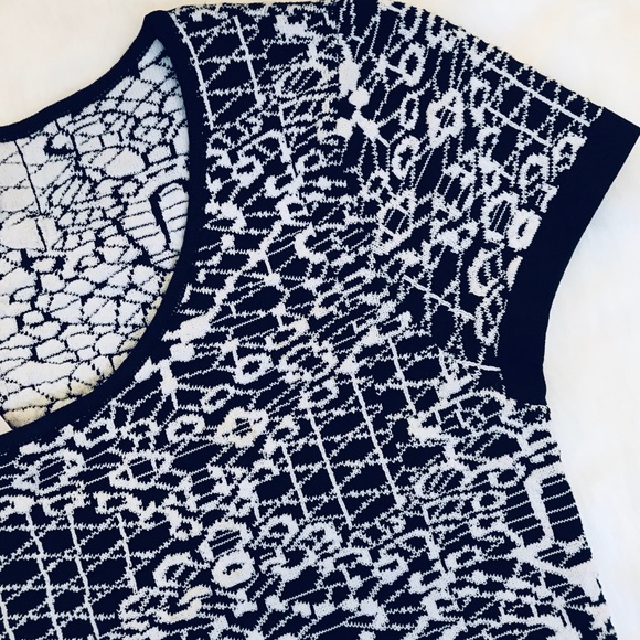 🆕 Parker Black & White Crop Top. Textured Stretchy Fabric with Ribbed Hems. NWT - Picture 4 of 8